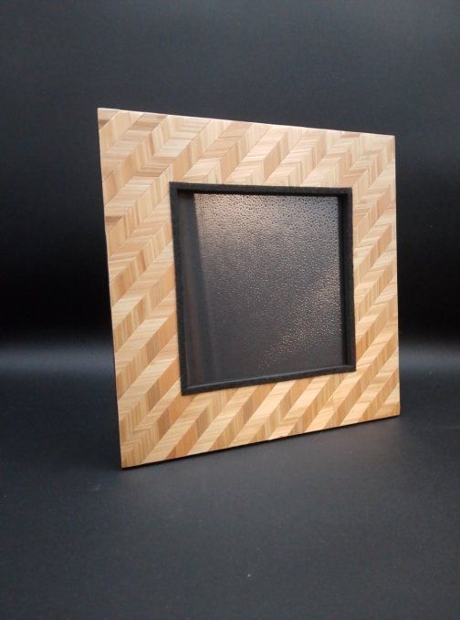 Cadre en marqueterie de paille.