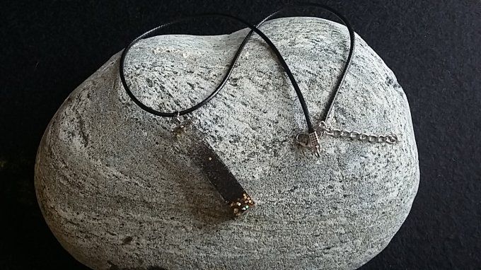Pendentif tube.