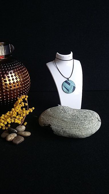 Collier simplicity bleu.
