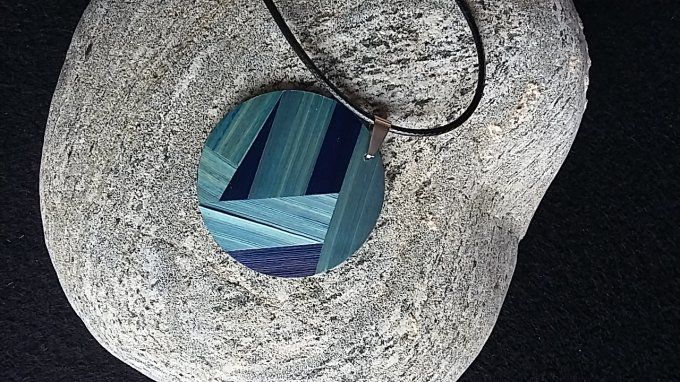 Collier simplicity bleu.
