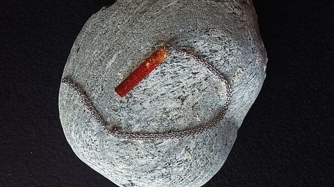 Pendentif tube.