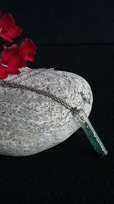 Pendentif tube.