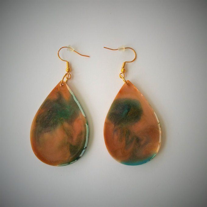 Boucles d'oreilles en résine.