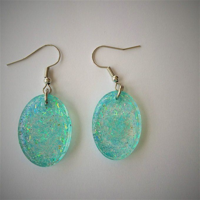 Boucles d'oreilles en résine.