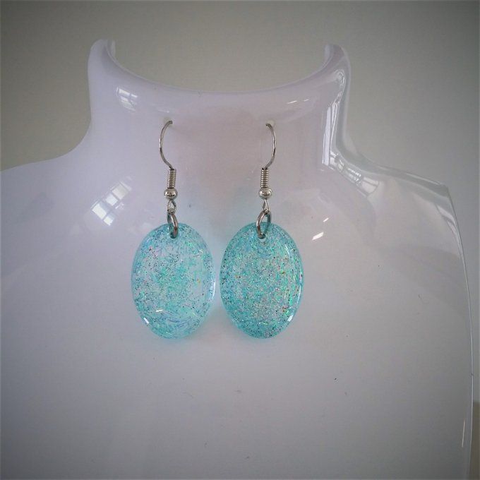 Boucles d'oreilles en résine.