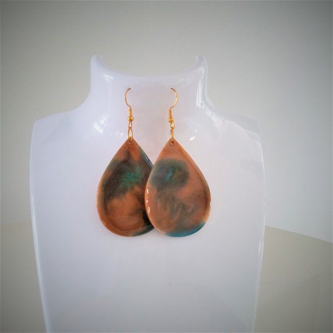 Boucles d'oreilles en résine.