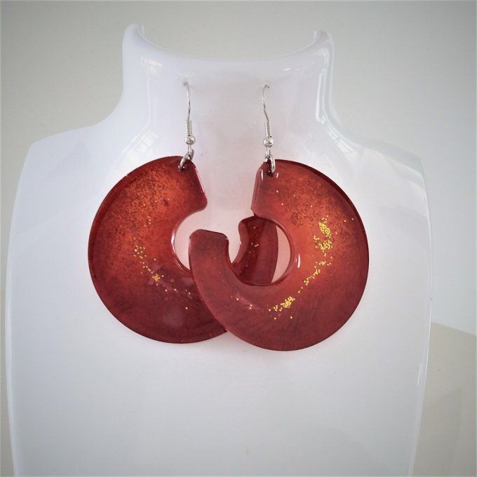 Boucles d'oreilles en résine.