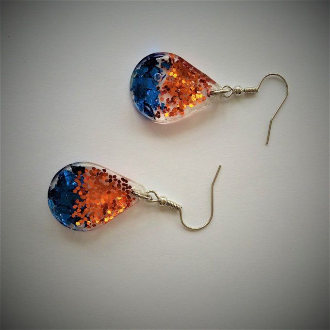 Boucles d'oreilles en résine.
