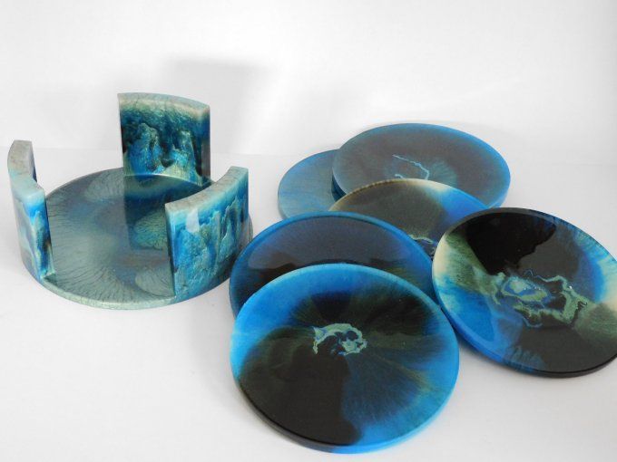 Lot de 6 sous-verres en résine avec leur support.