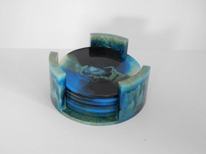 Lot de 6 sous-verres en résine avec leur support.