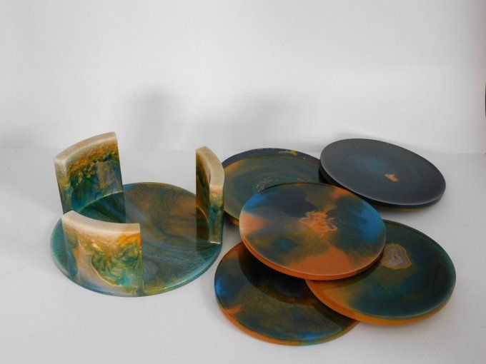 Lot de 6 sous-verres en résine avec leur support.