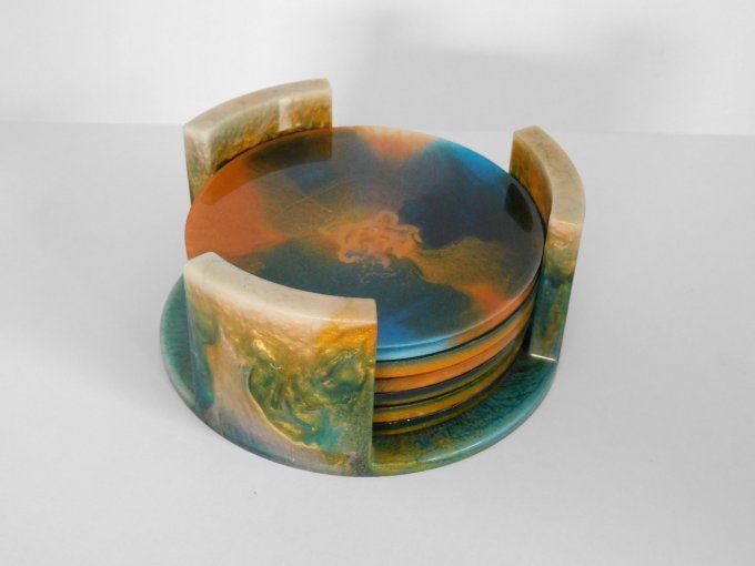 Lot de 6 sous-verres en résine avec leur support.