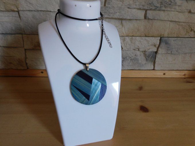 Collier simplicity bleu.
