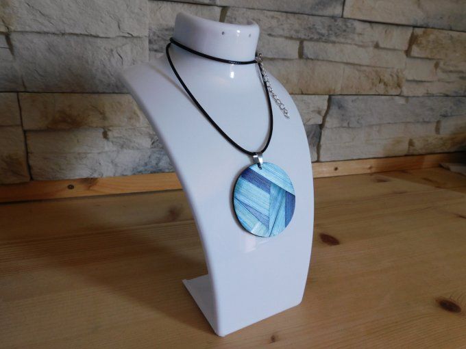 Collier simplicity bleu.