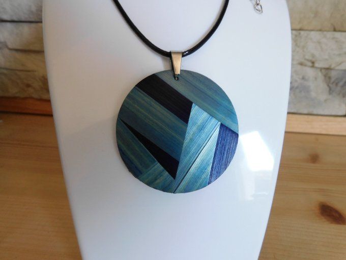 Collier simplicity bleu.
