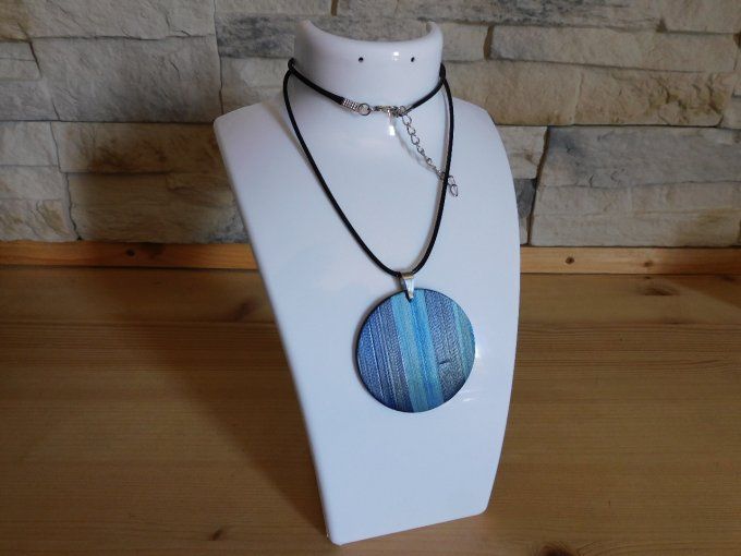 Collier simplicity bleu.