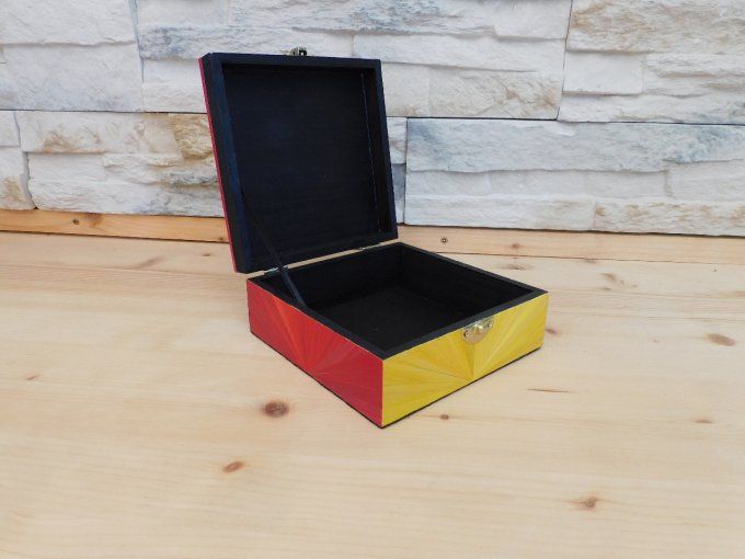 Boite en marqueterie de paille.