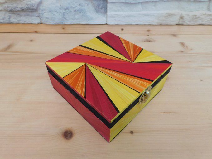 Boite en marqueterie de paille.