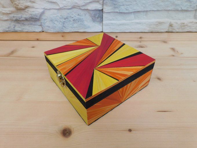 Boite en marqueterie de paille.