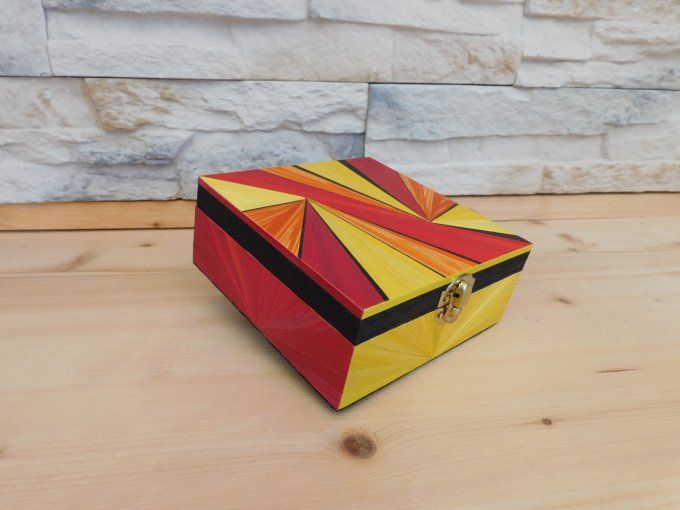 Boite en marqueterie de paille.