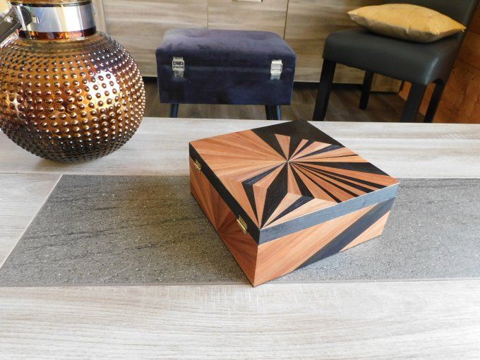 Boite en marqueterie de paille.