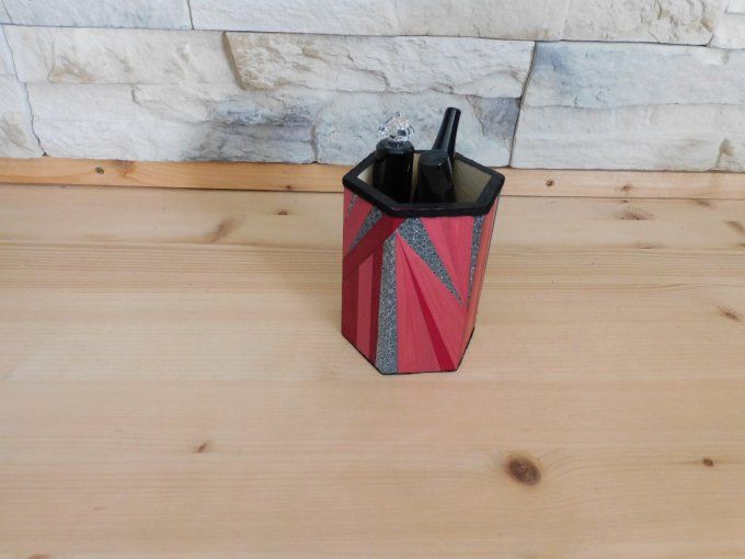 Pot à crayons en marqueterie de paille.