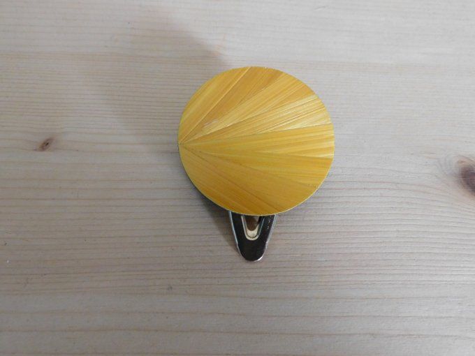 Barrette en marqueterie de paille.