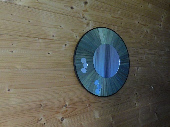 Miroir en marqueterie de paille.