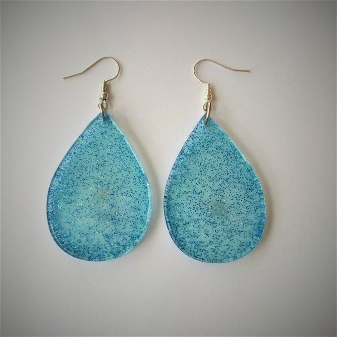 Boucles d'oreilles en résine.