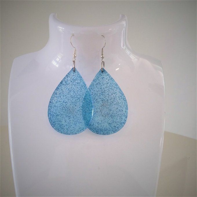 Boucles d'oreilles en résine.