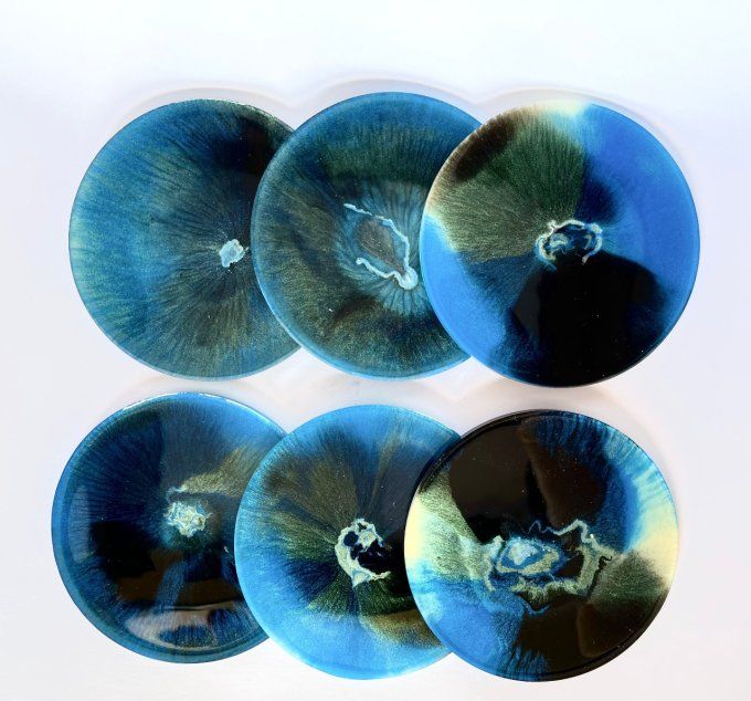 Lot de 6 sous-verres en résine avec leur support.