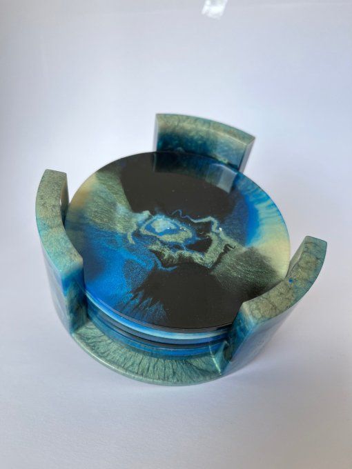 Lot de 6 sous-verres en résine avec leur support.
