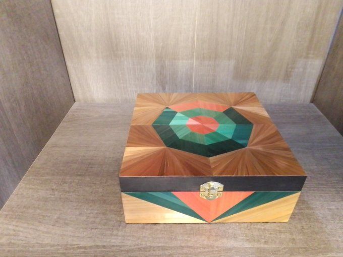 Boite carrée polychrome.