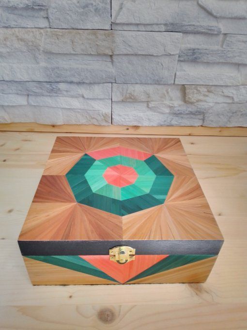 Boite carrée polychrome.