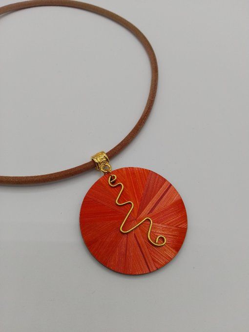 Collier sol orangé.
