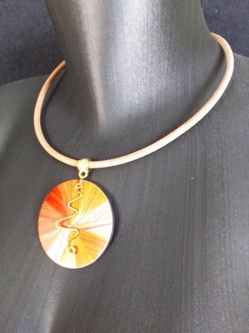 Collier sol orangé.