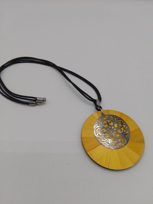 Collier sol jaune.