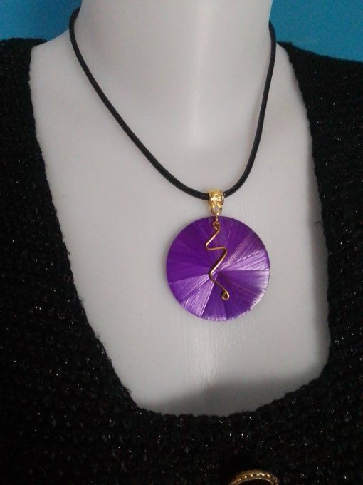 Collier sol violet.