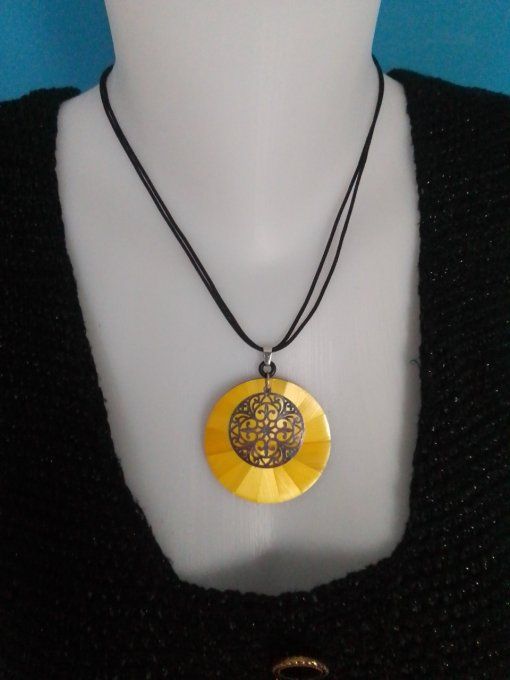 Collier sol jaune.