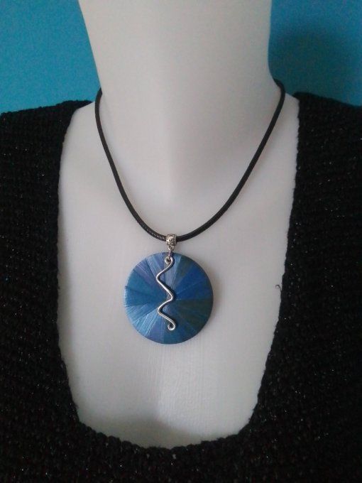 Collier sol bleu.