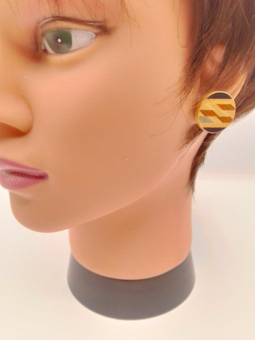 BOUCLES D OREILLES PUCES FANTAISIES EN MARQUETERIE DE PAILLE.