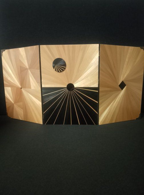 Petit paravent décoratif en marqueterie de paille.