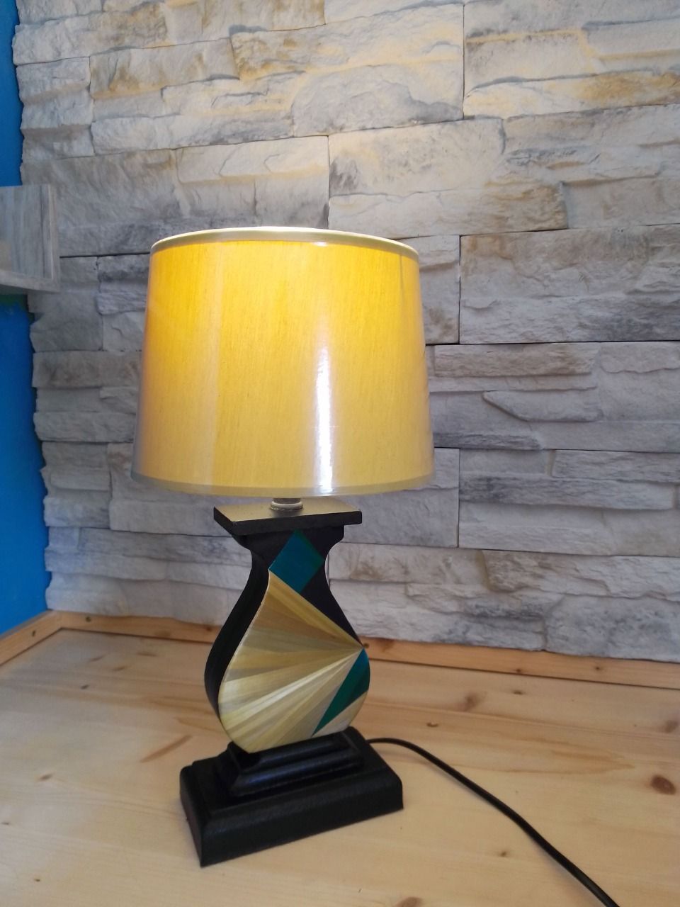 Lampe customisée en marqueterie de paille.