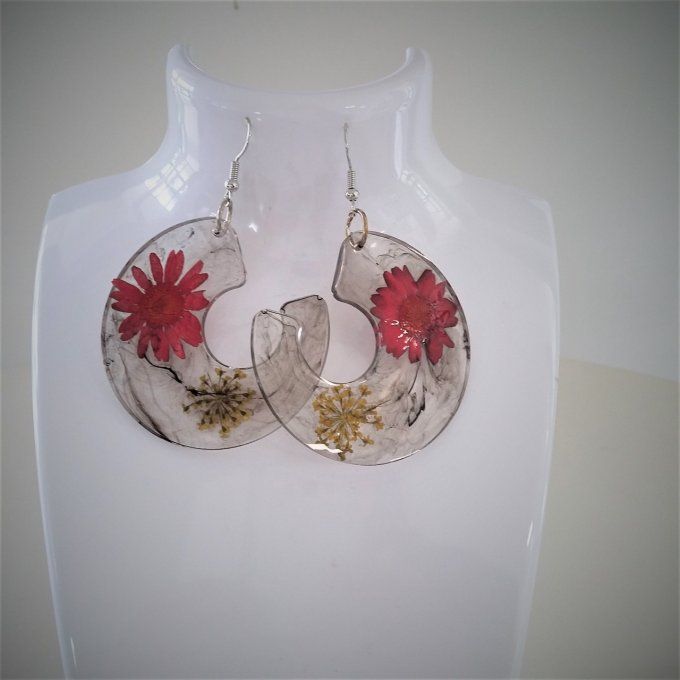 Boucles d'oreilles en résine.
