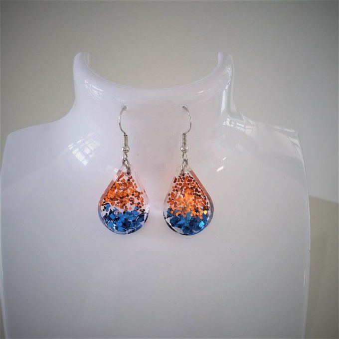 Boucles d'oreilles en résine.