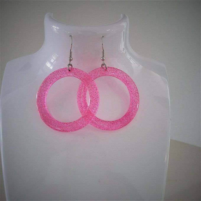 Boucles d'oreilles en résine.