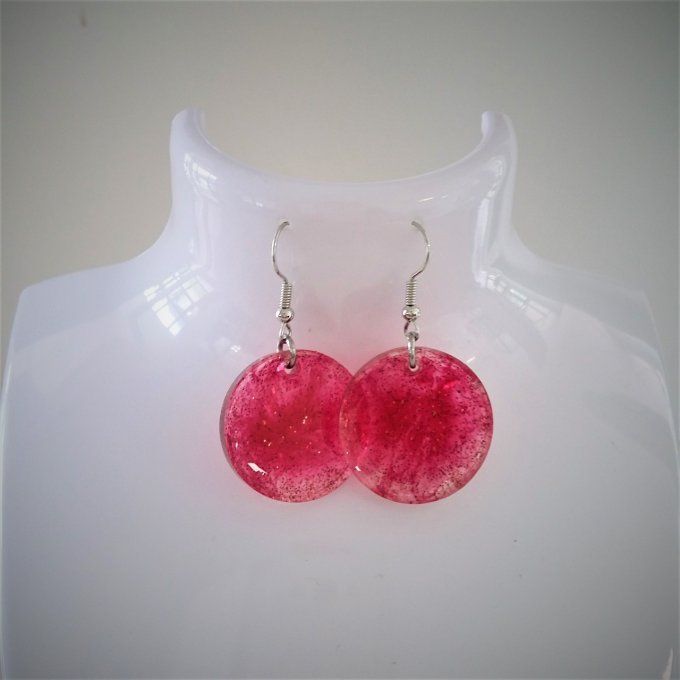 Boucles d'oreilles en résine.