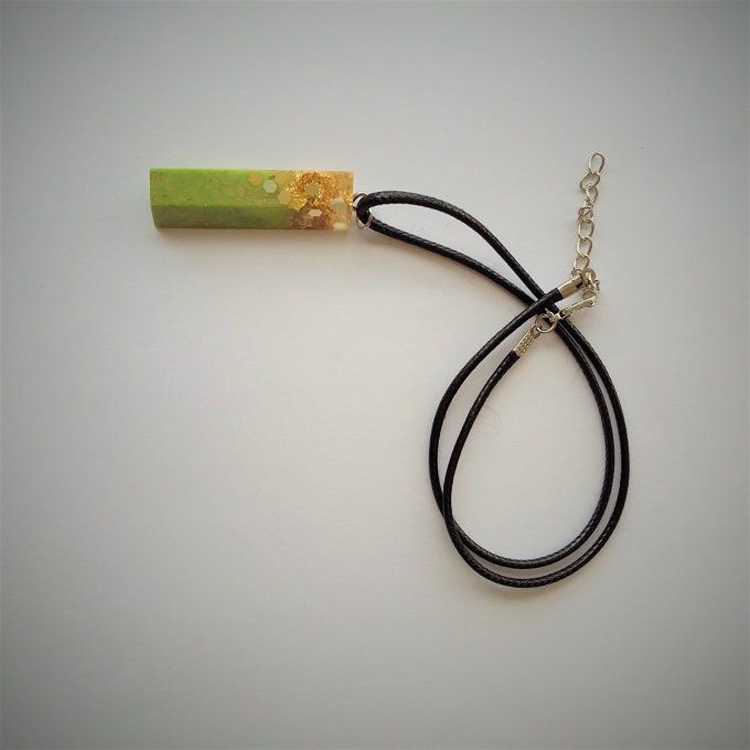 Pendentif tube.